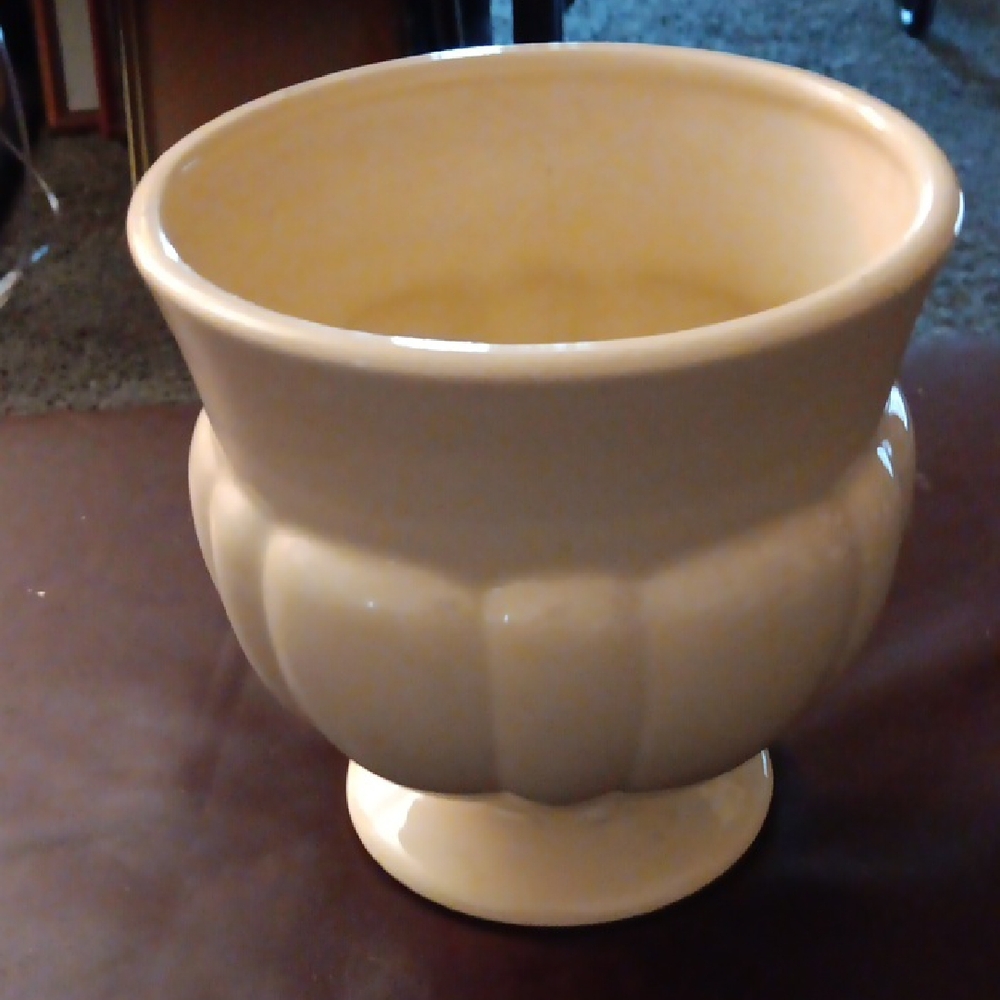 Elegant Royal Heager Cream Planter